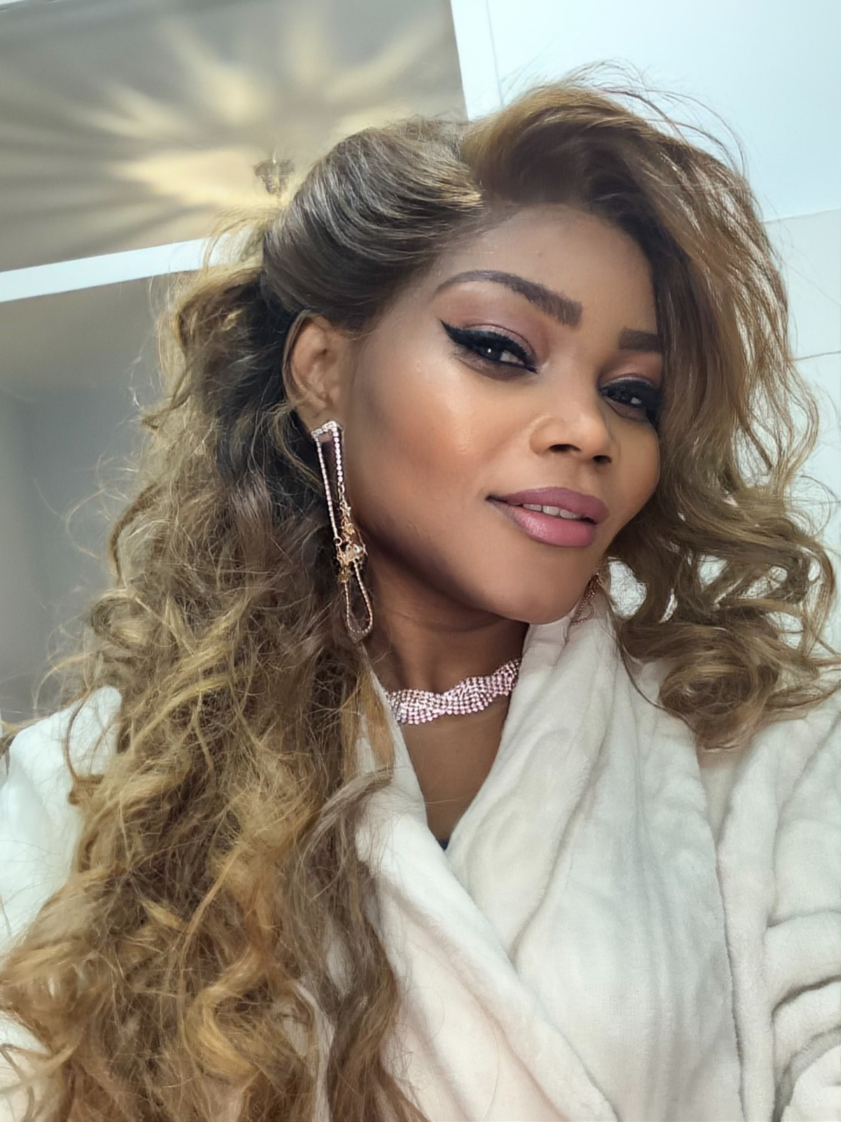Dame met een lange golvende pruik en professionele make-up